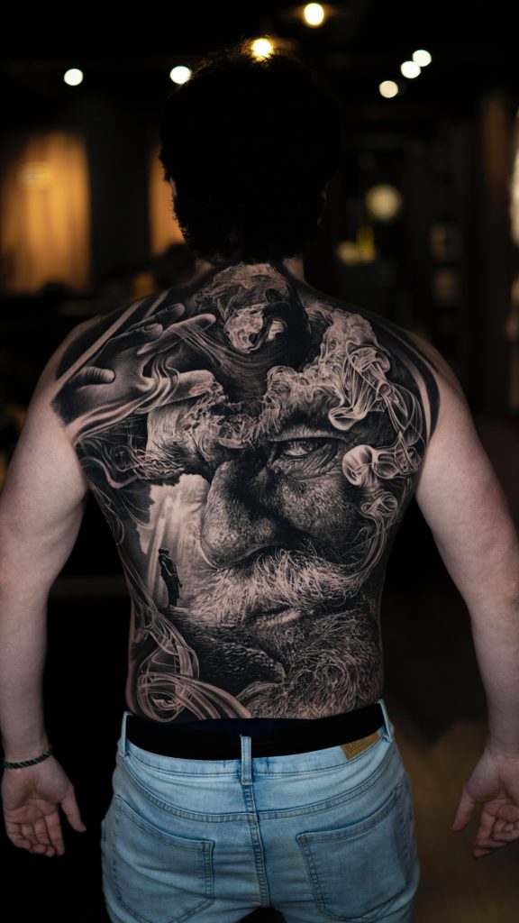 Tatuaje realismo y sombras en espalda completa Hans Pico tattoo
